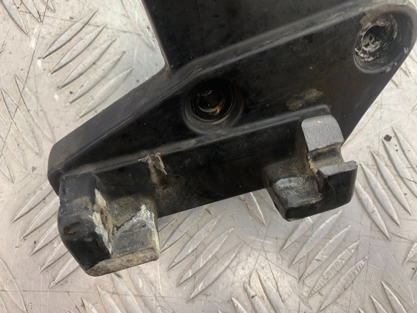 SINNIS HOODLUM 125 HANGER HANGER AND GEAR LEVER    YEAR 2021-2025 (CMB1196)