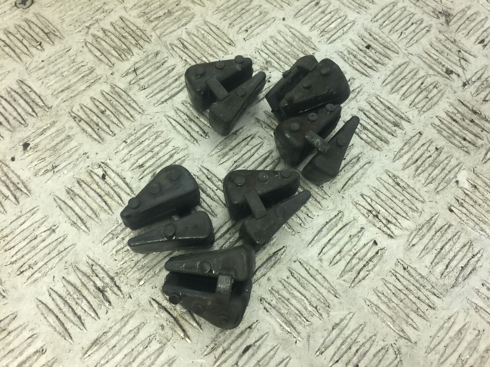 YAMAHA MT07 MT-07 TRACER CUSH DRIVE RUBBERS YEAR 2016 (STOCK 642)