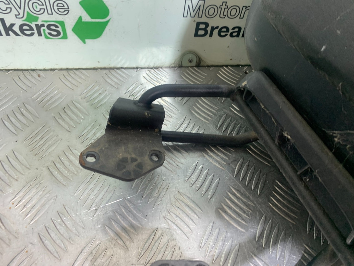 HONDA CBF125 CBF 125 GENUINE HONDA TOP BOX RACK KEY   YEAR 2009-14  (CMB1172)