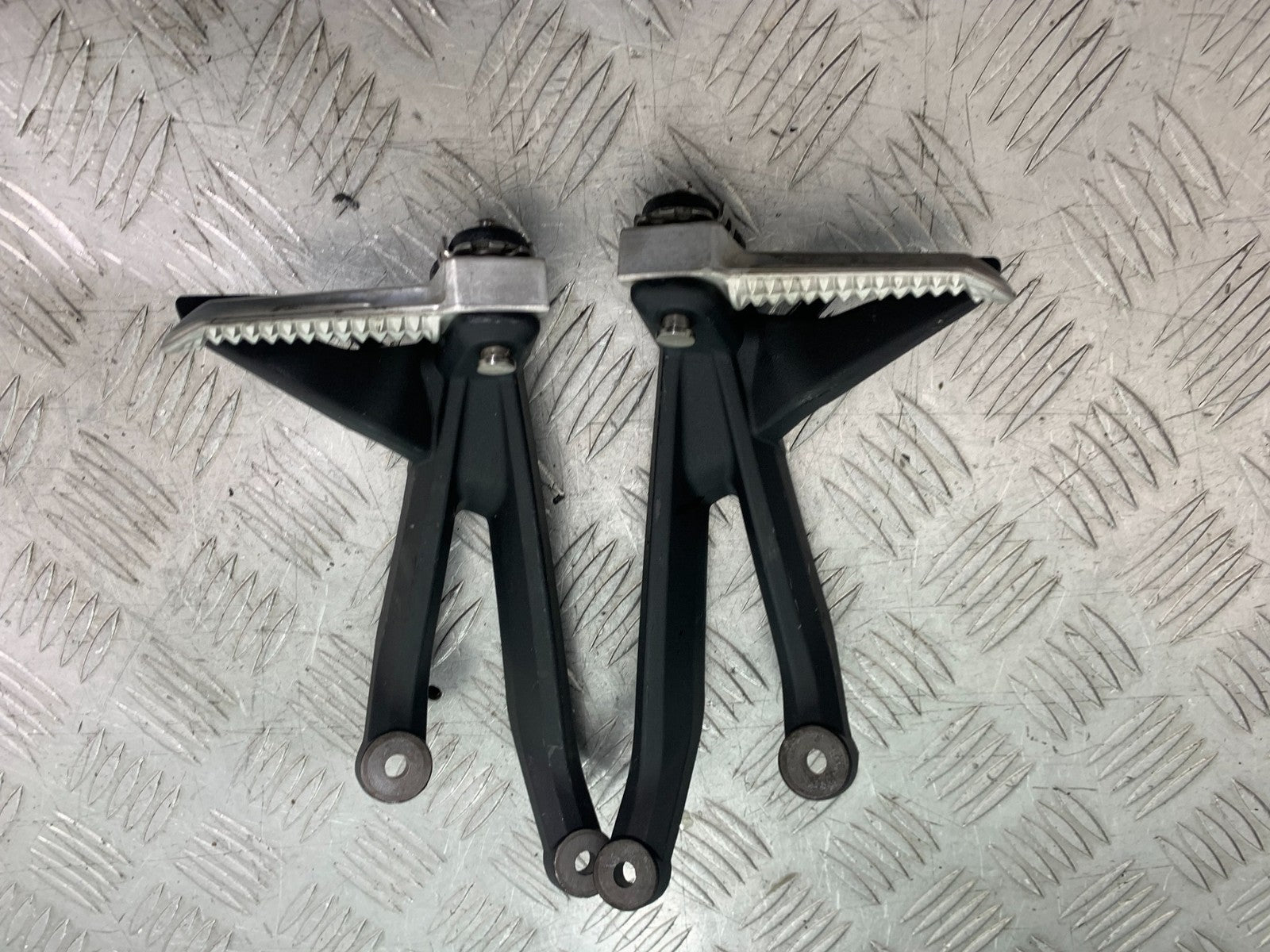 TRIUMPH 675 STREET TRIPLE RX REAR HANGER AND PEGS   2015- 2017 (CMB1299)