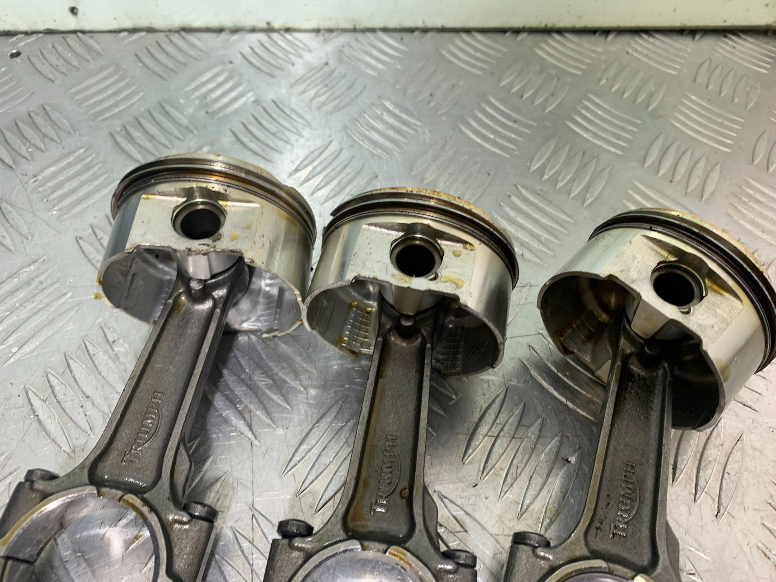 TRIUMPH 955I SPRINT RS CON RODS AND PISTONS   YEAR 1999-04