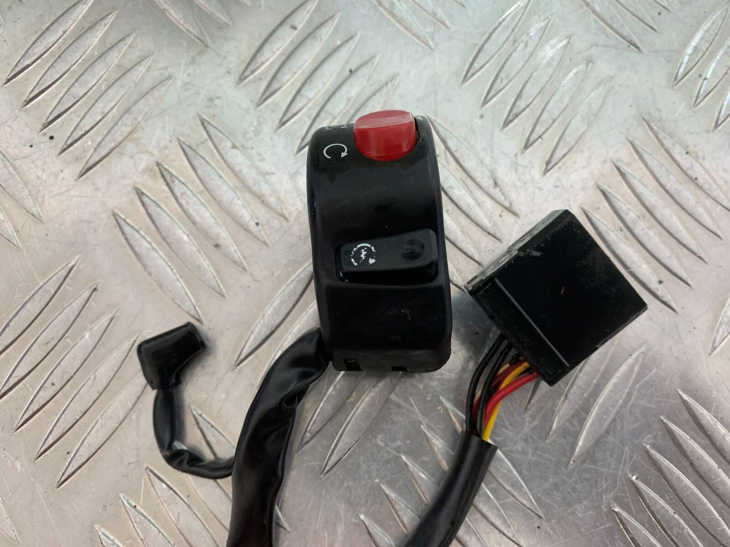 TRIUMPH 600 DAYTONA RIGHT SWITCH GEAR  YEAR 2003-2006 (STOCK 999)