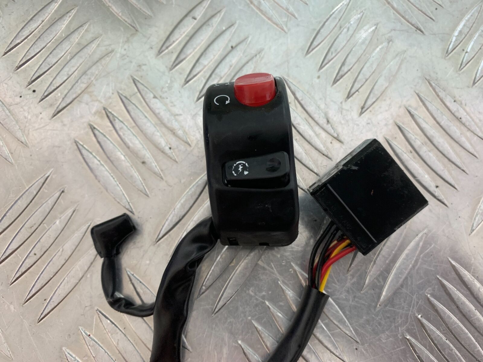 TRIUMPH 600 DAYTONA RIGHT SWITCH GEAR  YEAR 2003-2006 (STOCK 999)