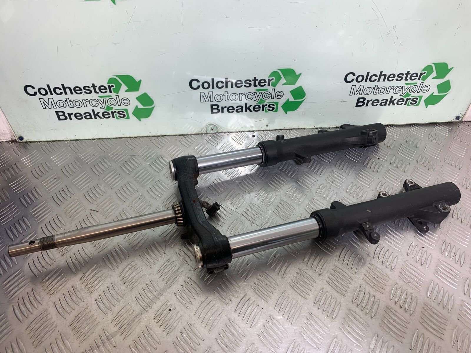 SUZUKI AN400 AN 400 BURGMAN FORKS AND BOTTOM YOKE   YEAR 2017-2024 (CMB1118)