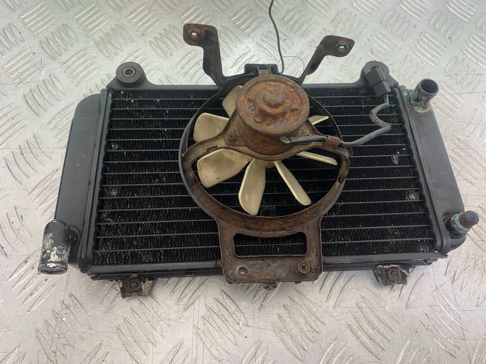 KAWASAKI GPZ600 GPZ 600 RADIATOR AND FAN  YEAR 1988-90 (CMB1258)