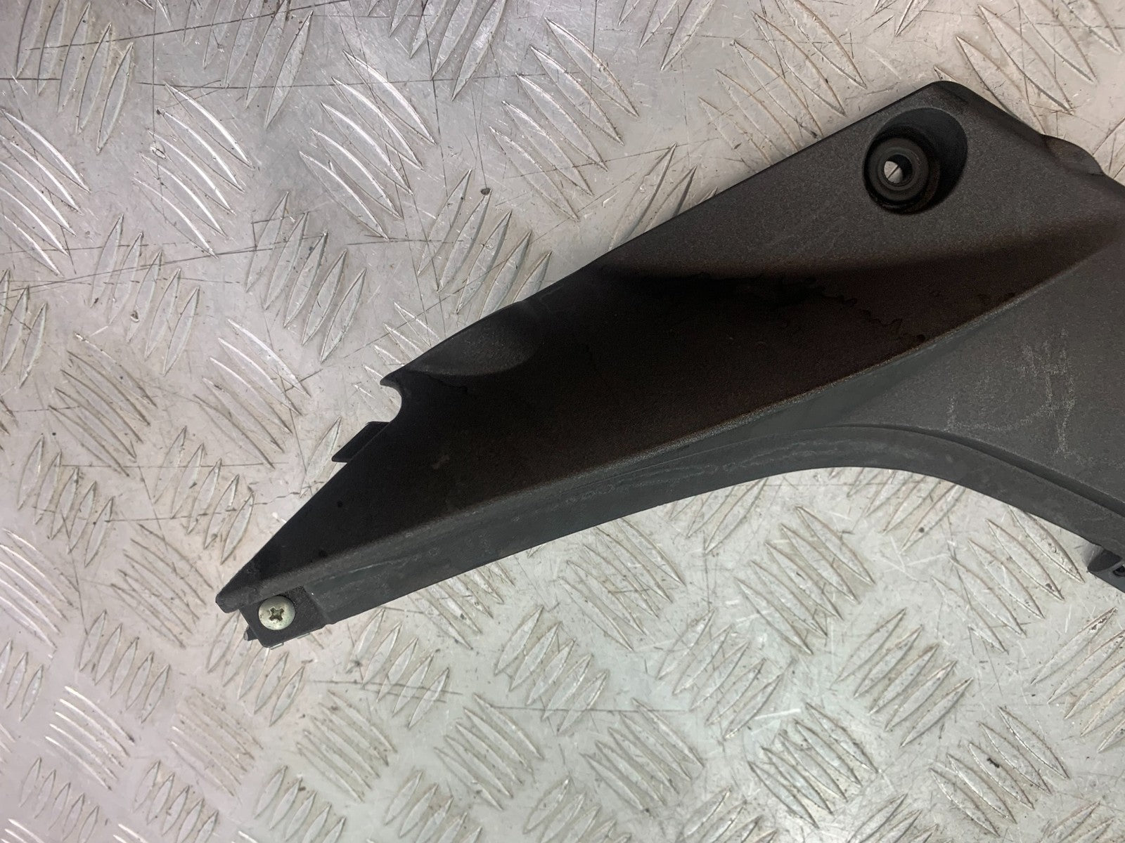BENELLI BN125 BN 125 LEFT SEAT PANEL  YEAR 2018-2021 (CMB1194)