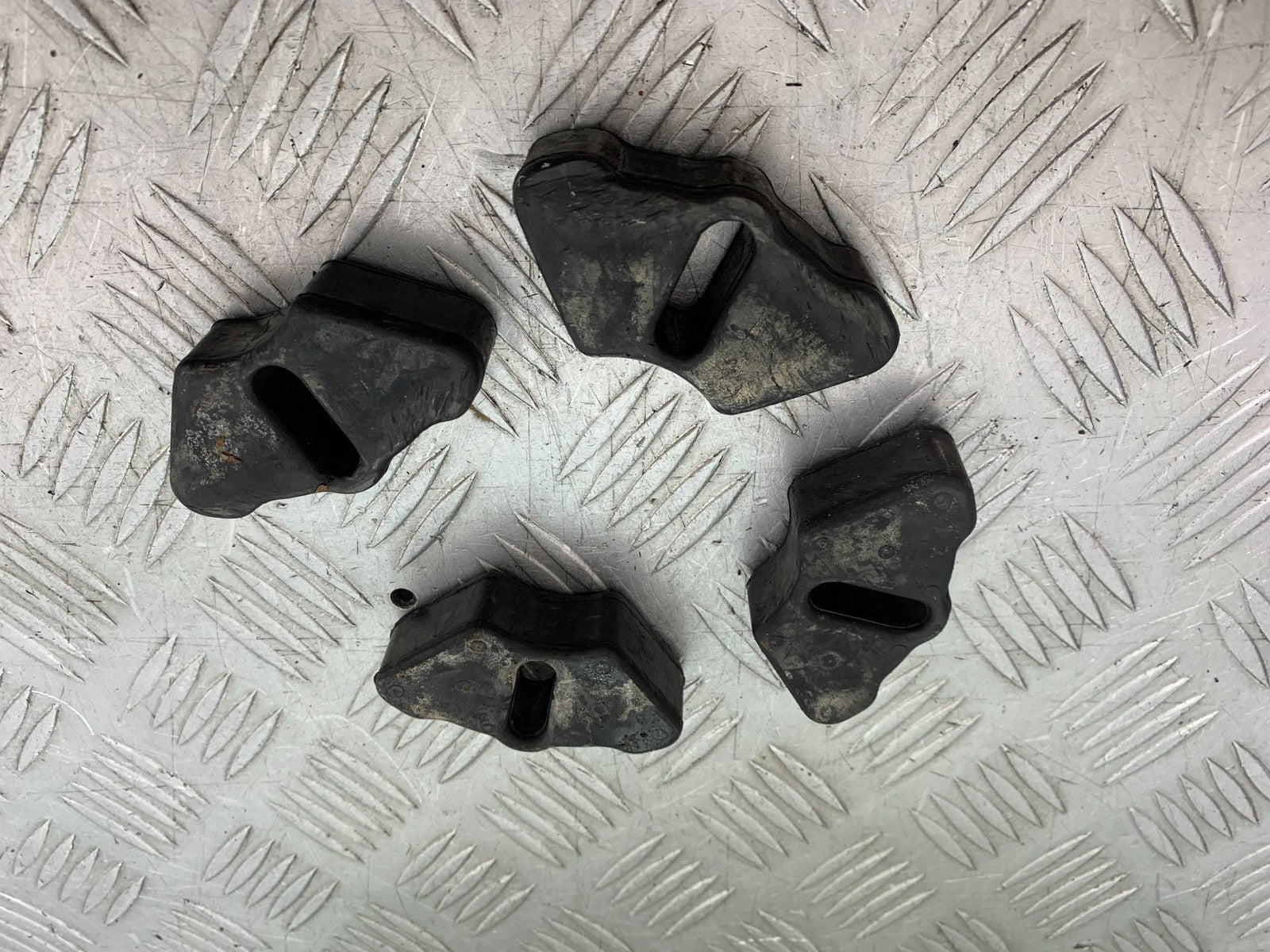 HONDA XL125 VARADERO CUSH DRIVE RUBBERS    YEAR 2001-2006  (CMB1304)