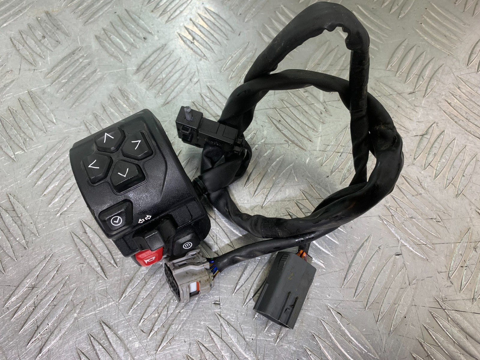TRIUMPH TRIDENT 660 LEFT SWITCH GEAR  YEAR 2021-2024 (CMB1295)