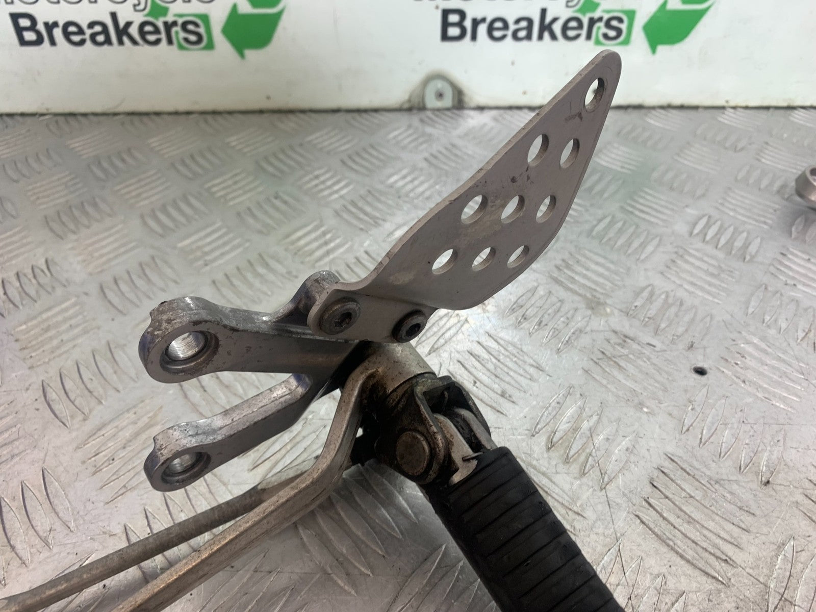 KAWASAKI ZX9R ZX9 E1 FRONT LEFT HANGER YEAR 2000-01 (CMB1171)