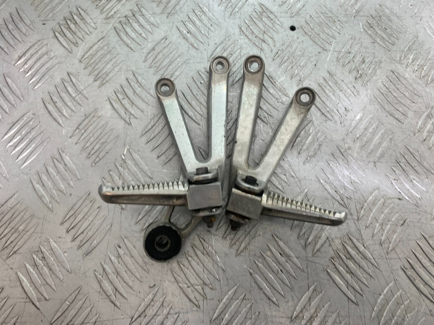 YAMAHA YZF R1 4XV REAR HANGERS YEAR 1998-99 (CMB1291)