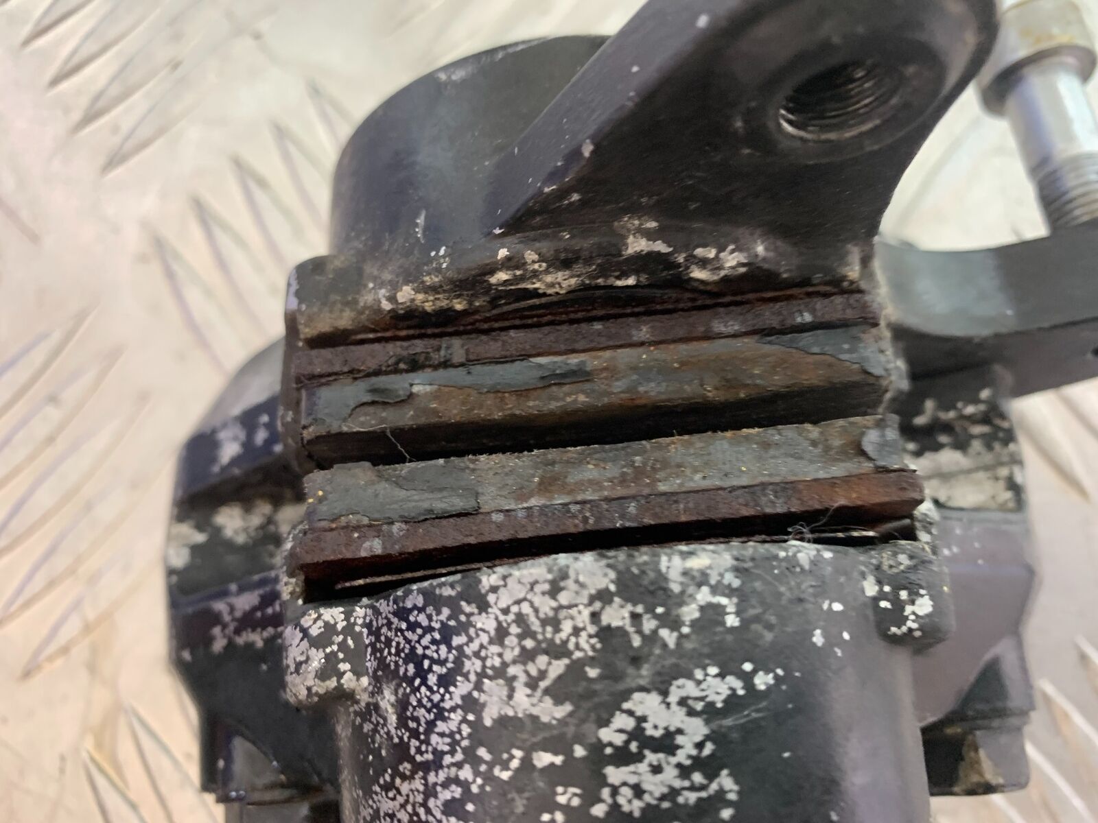 SUZUKI VS1400 VS 1400 INTRUDER FRONT BRAKE CALIPER  YEAR 1988 (CMB1077)