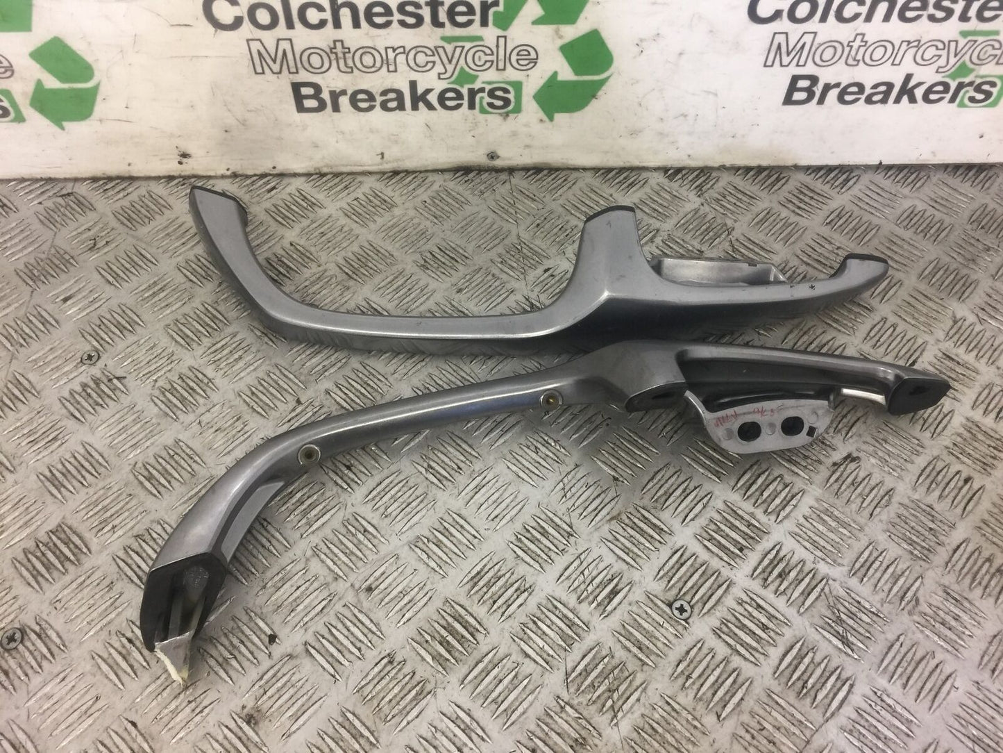 SUZUKI 650 BURGMAN GRAB RAILS  YEAR 2006-2012 (STOCK 471)