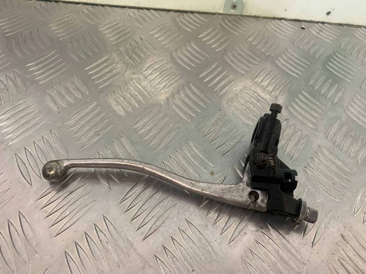 TRIUMPH 955I SPRINT RS CLUTCH LEVER AND BRACKET YEAR 1999-04 (STOCK 989)