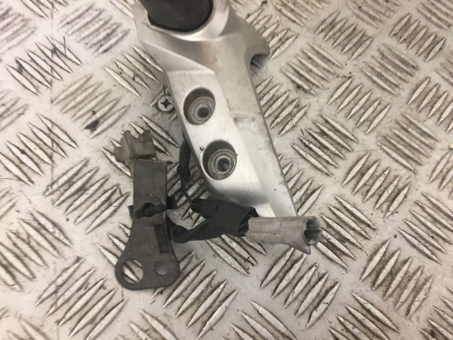 YAMAHA FZ6 RIGHT INDICATOR AND BRACKET  YEAR 2005  (STOCK 589)