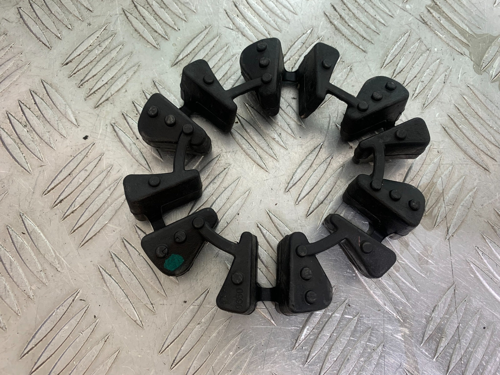 TRIUMPH TRIDENT 660 CUSH DRIVE RUBBERS  YEAR 2021-2024 (CMB1148)