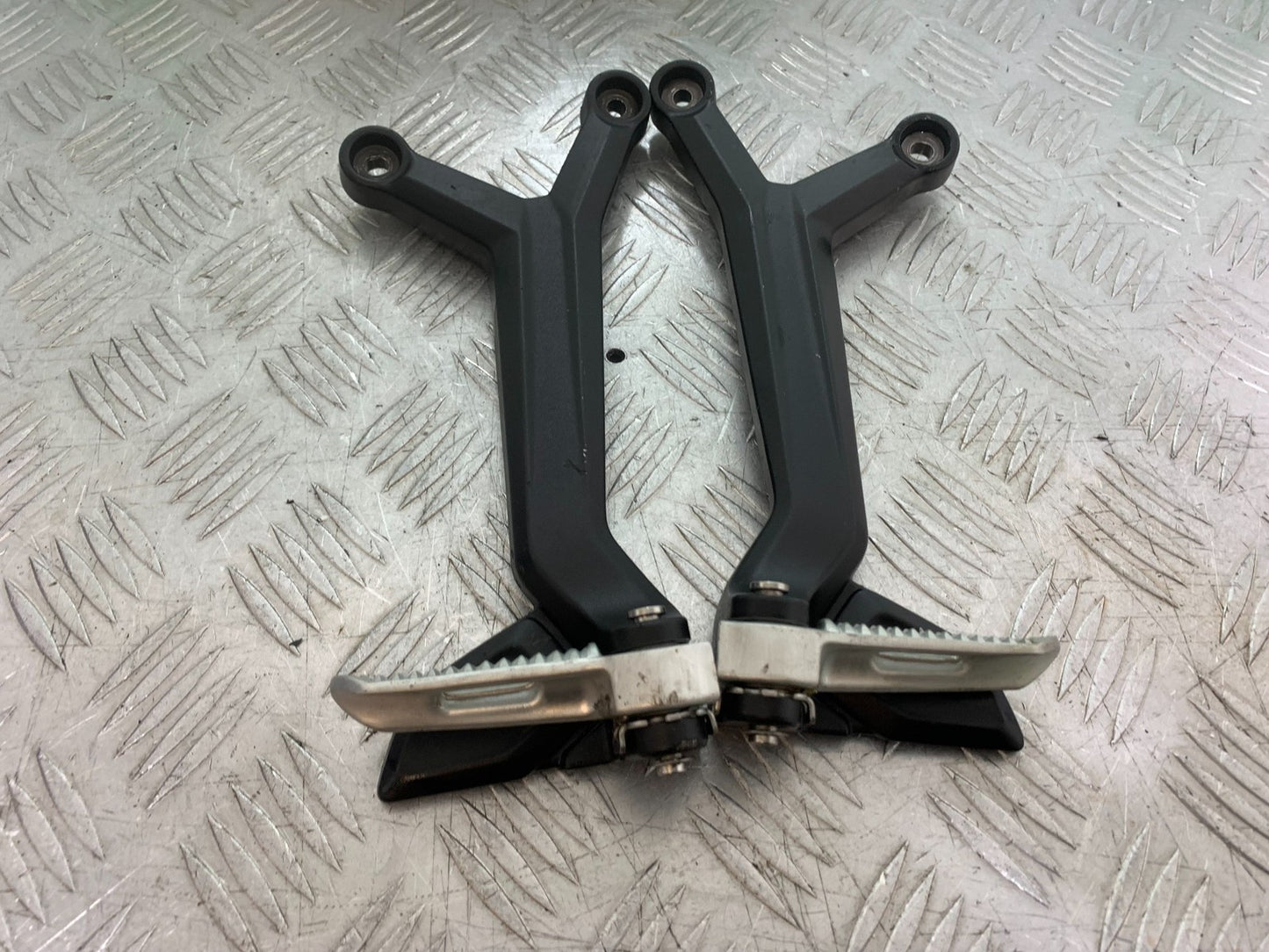 TRIUMPH TRIDENT 660 REAR HANGER SAND PEGS   YEAR 2021-2024 (CMB1295)