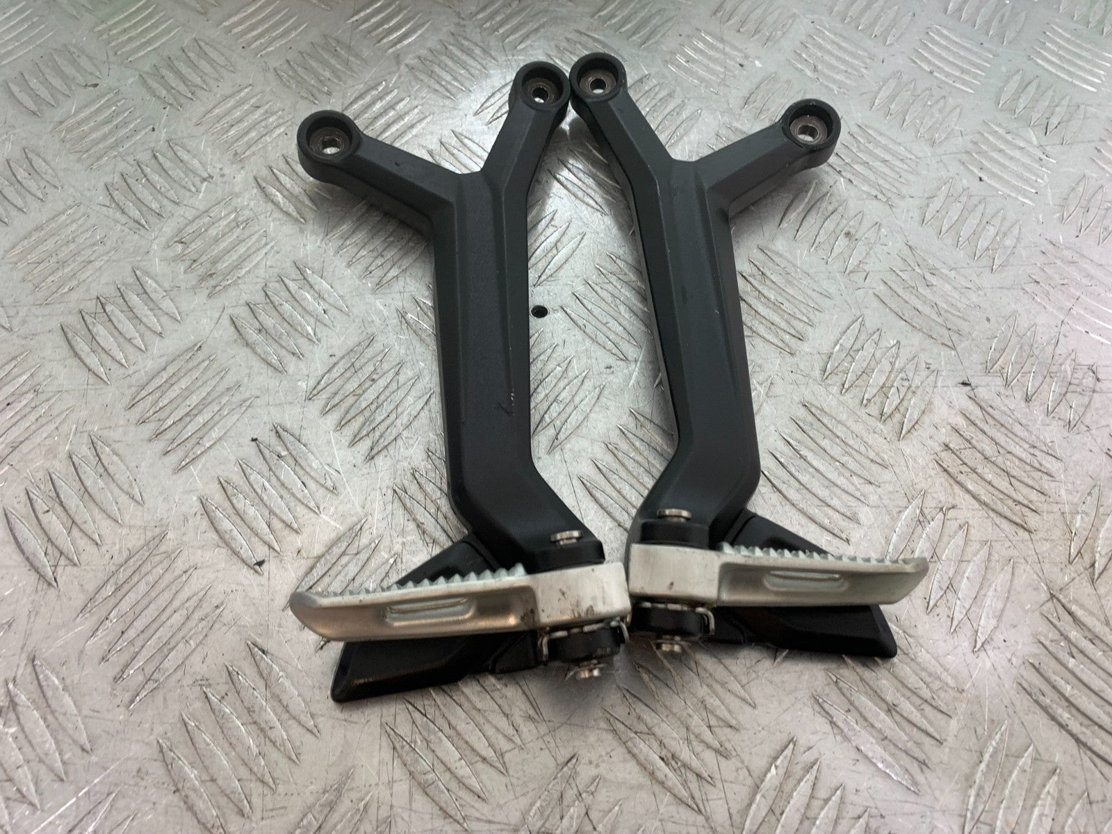 TRIUMPH TRIDENT 660 REAR HANGER SAND PEGS   YEAR 2021-2024 (CMB1295)