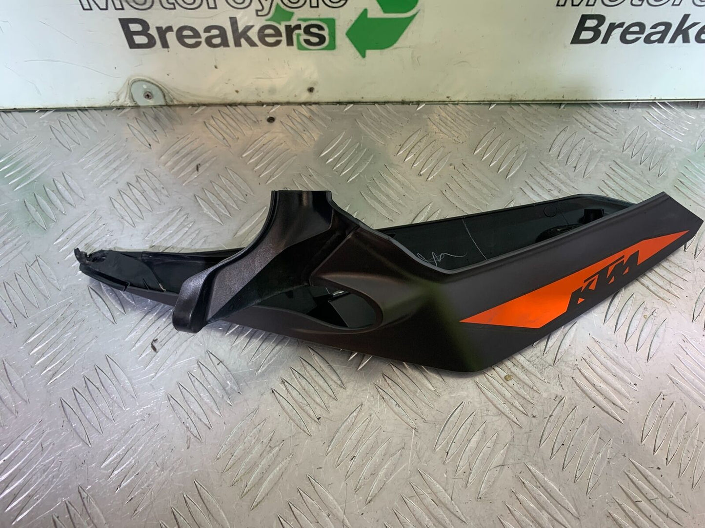 KTM 125 DUKE LEFT SEAT PANEL   YEAR 2018-2023 (CMB1083)