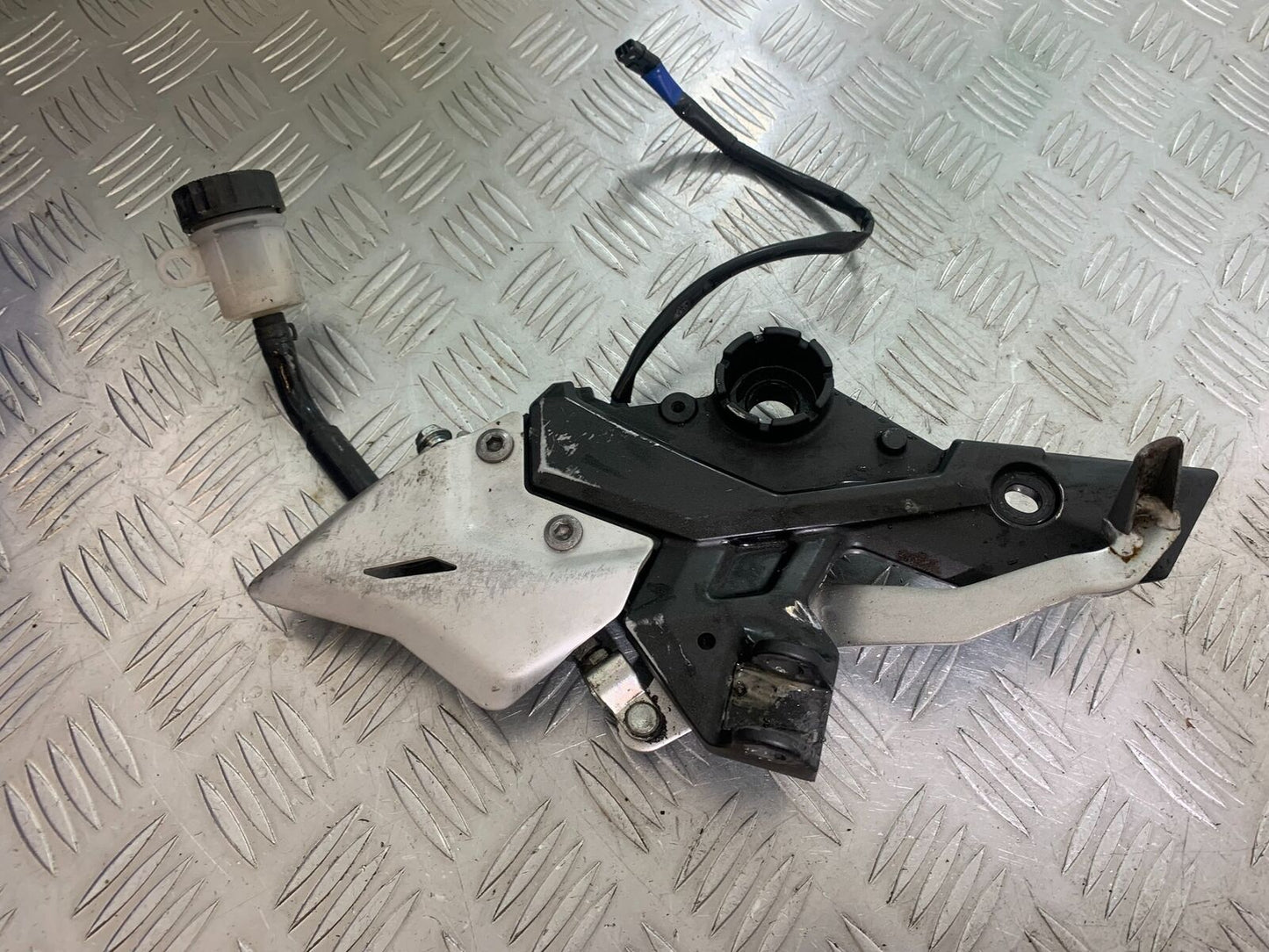 KAWASAKI Z650 ER650 KNFAN FRONT RIGHT HANGER  YEAR 2022-2024 (CMB1112)