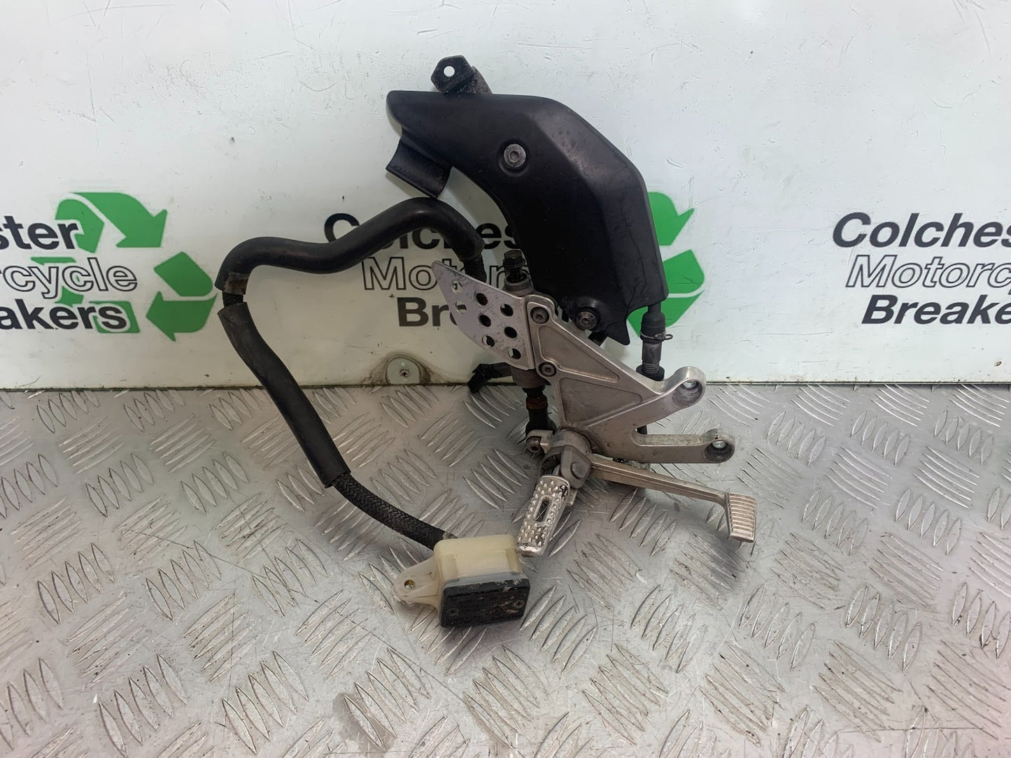 HONDA CBR600 CBR 600 RR FRONT RIGHT HANGER    YEAR 2003-2004 CMB1173)