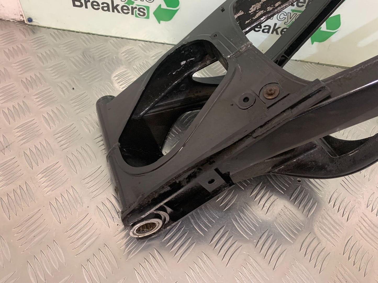 YAMAHA YZF R1 5VY SWINGARM  YEAR 2004-2006 (STOCK 953)