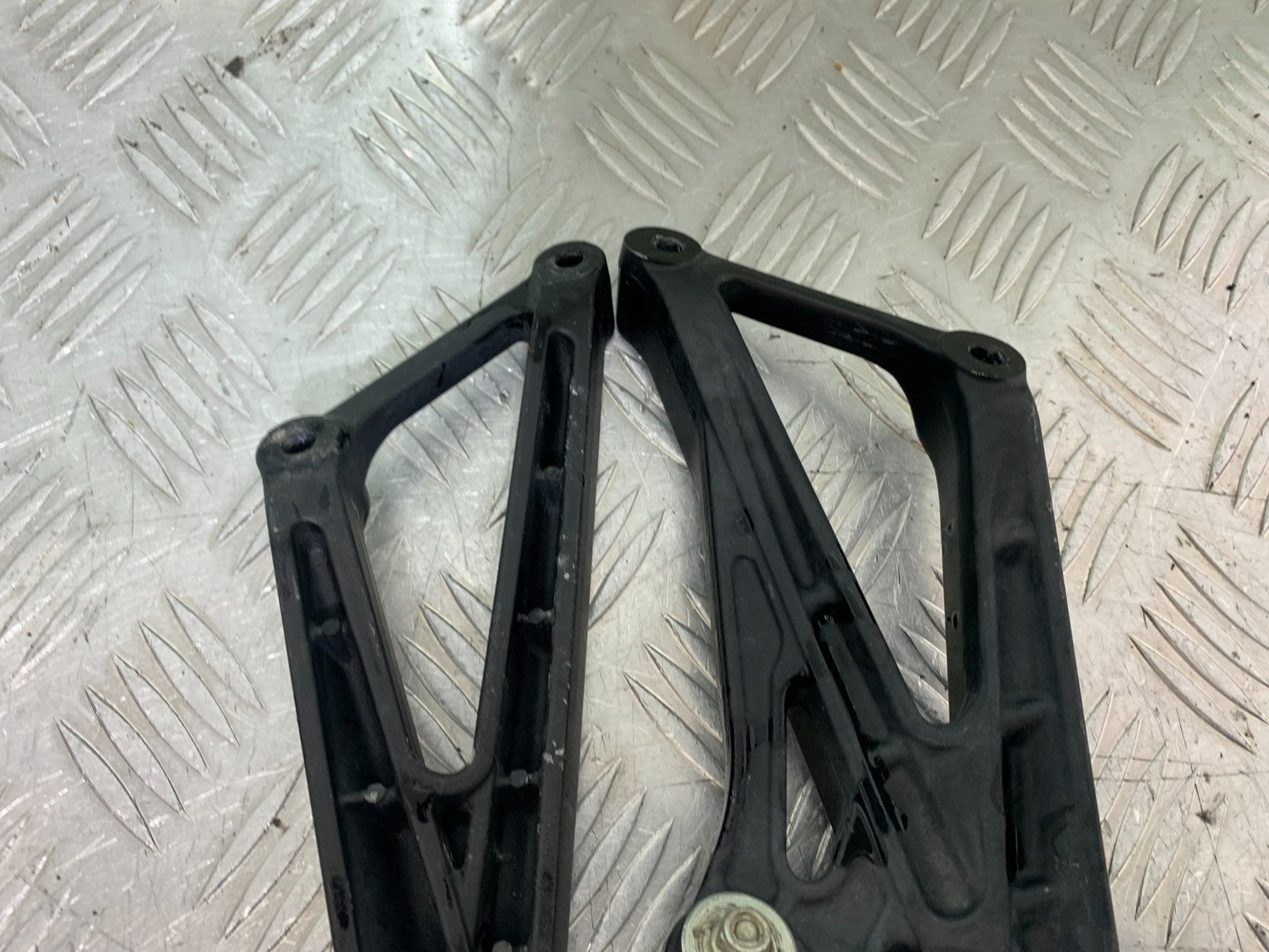MV AGUSTA 800 F3 REAR HANGERS AND PEGS  YEAR 2017-2019 (CMB1227)