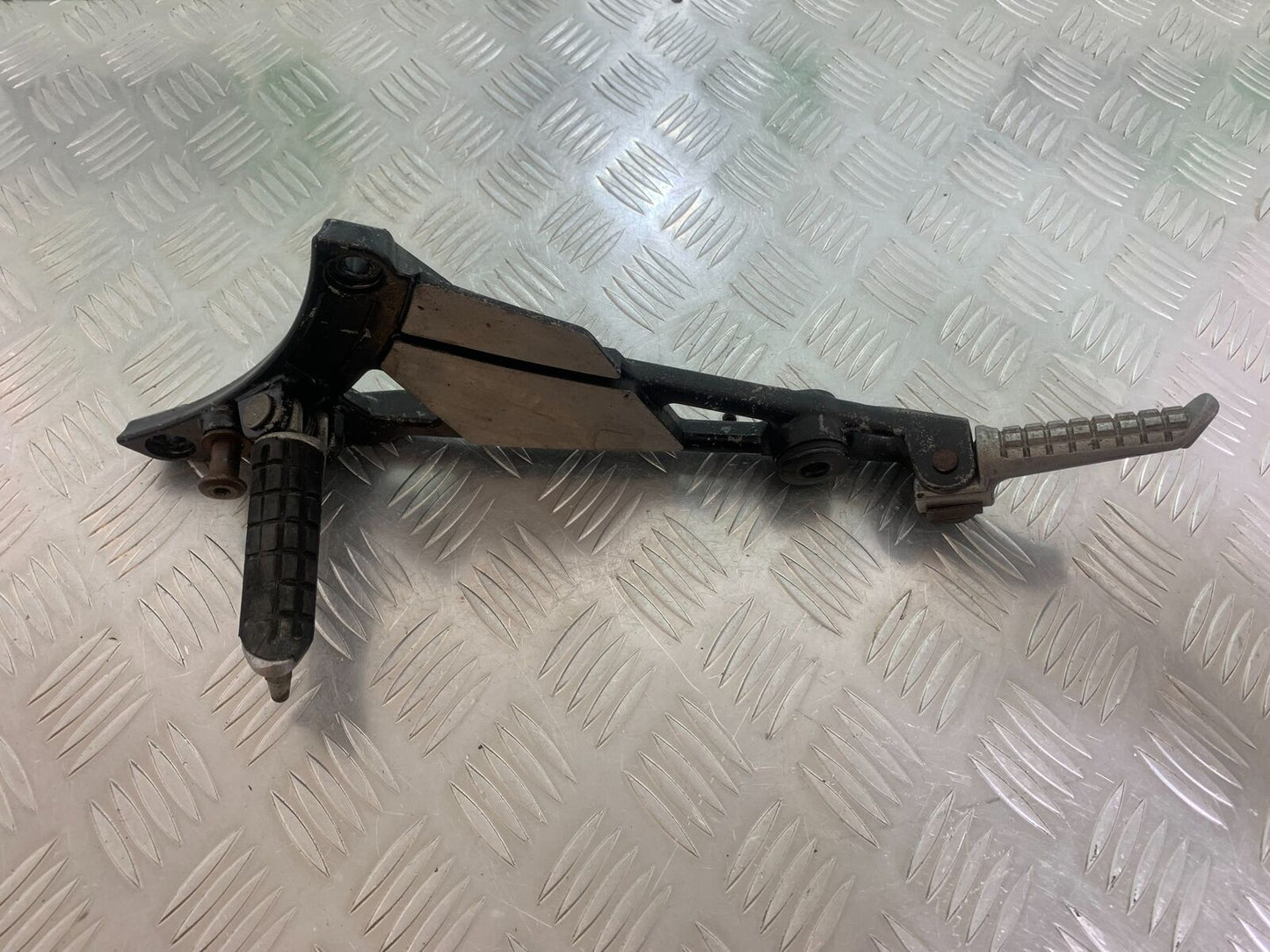 KAWASAKI ZR 750 ZEPHYR FRONT LEFT HANGER  YEAR 1991-95 (CMB1008)