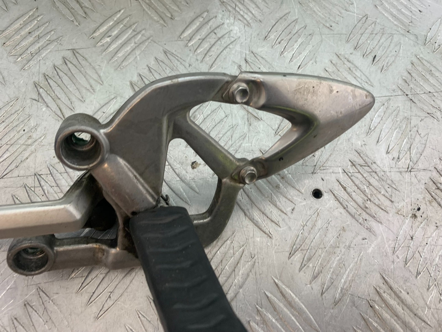TRIUMPH 1050 SPRINT GT FRONT LEFT HANGER & GEAR LEVER  YEAR 2010-2016 (CMB1250)