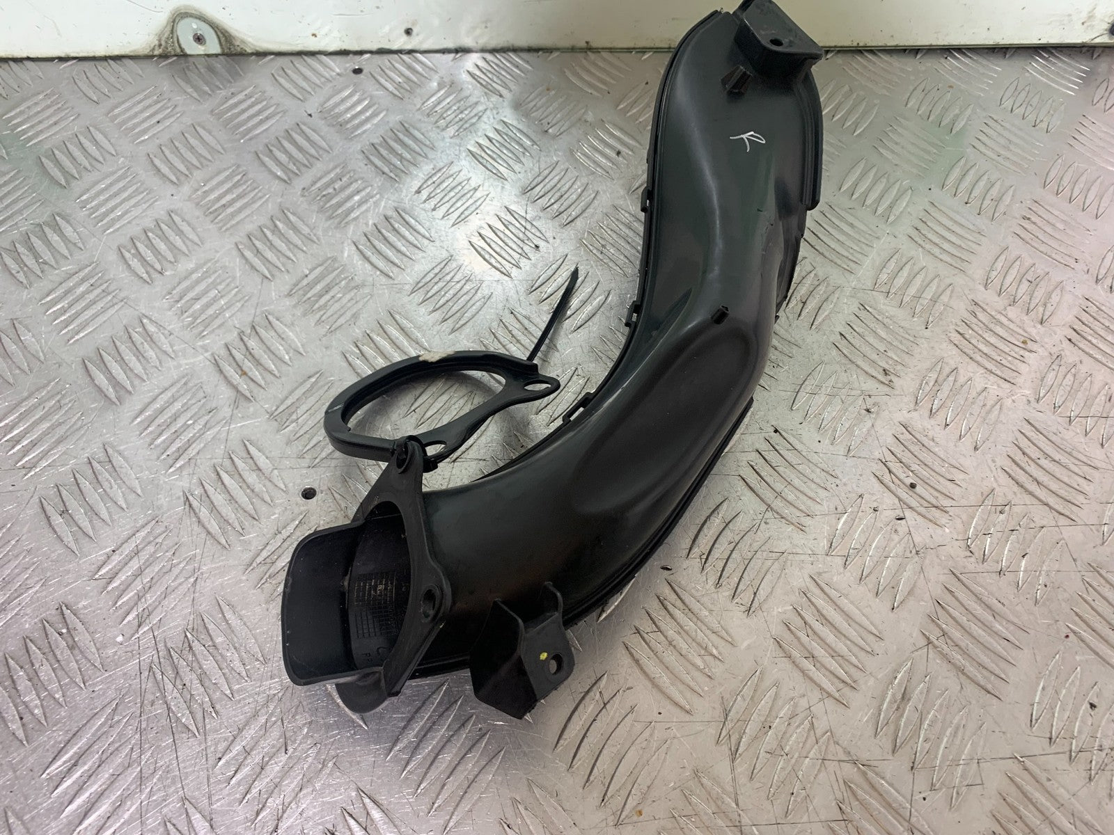 APRILIA RSV4 FACTORY RIGHT AIR TUBE   YEAR 2009-2012 (CMB1224)