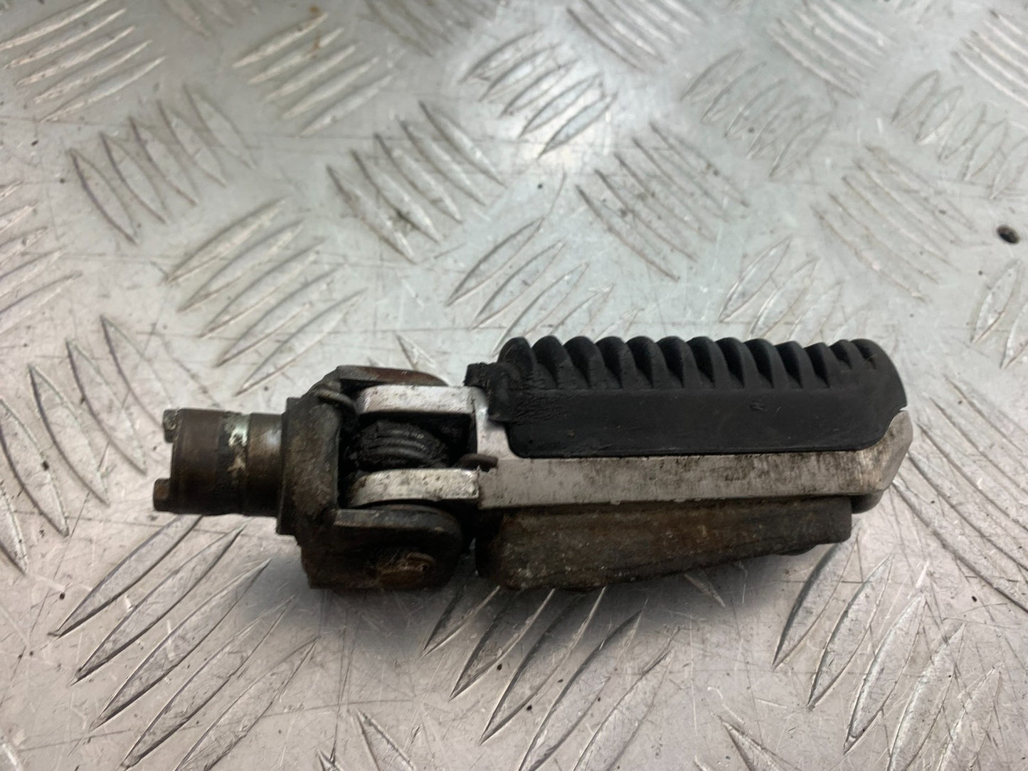 SUZUKI GSF600 GSF 600 BANDIT FRONT RIGHT FOOTPEG  2000-2004 (CMB1269)