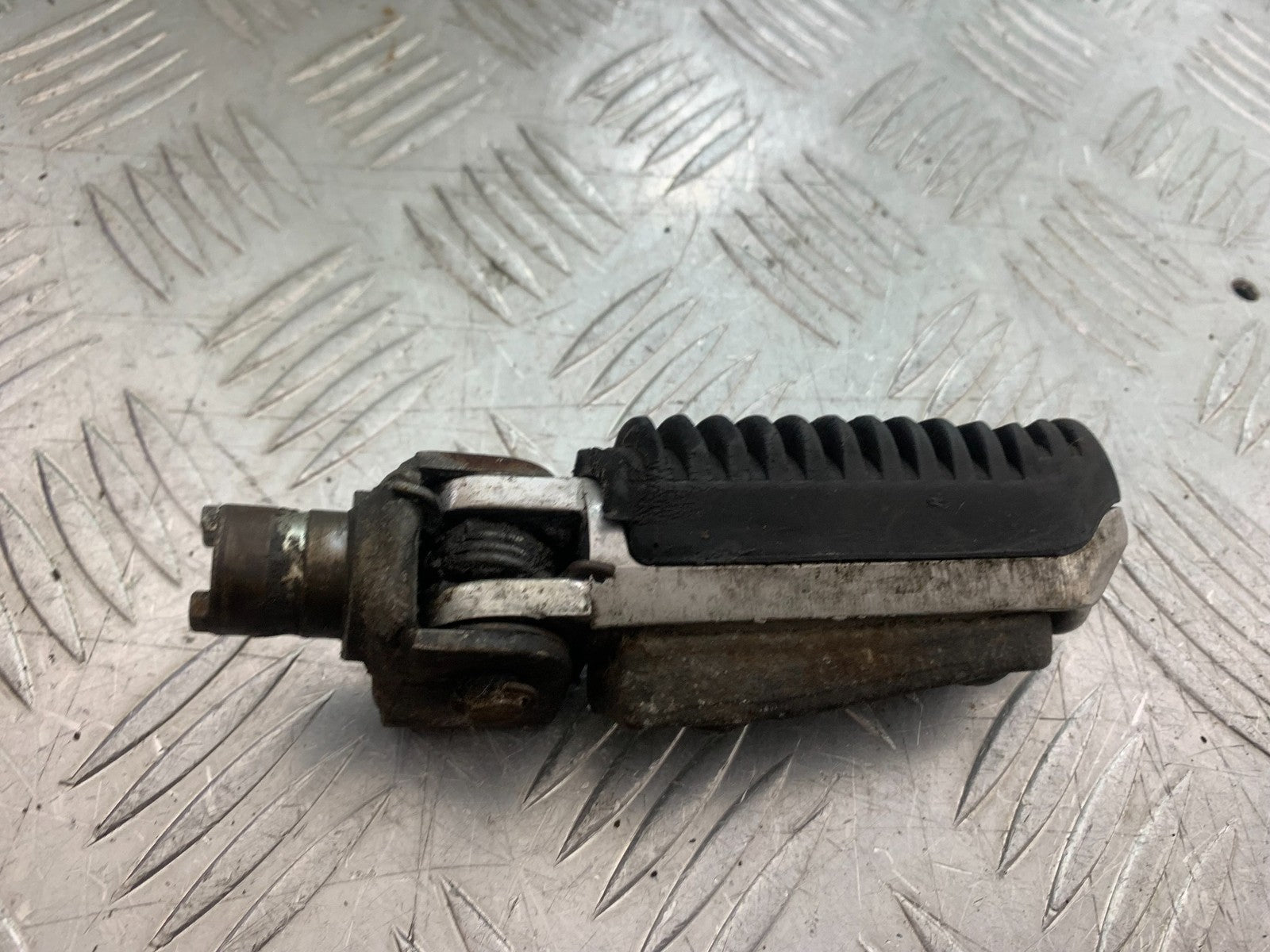 SUZUKI GSF600 GSF 600 BANDIT FRONT RIGHT FOOTPEG  2000-2004 (CMB1269)