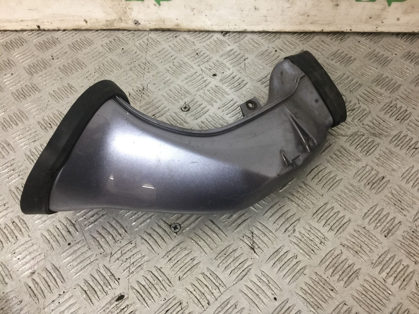 YAMAHA YZF R1 5VY RIGHT AIR TUBE YEAR 2004-2006 (STOCK 748)