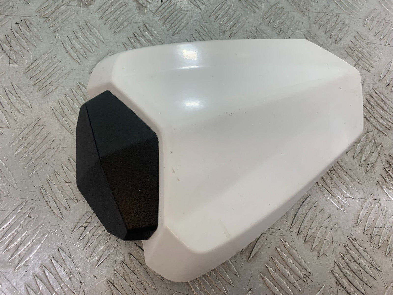 YAMAHA YZF R1 14 B BIG BANG REAR SEAT COWL   2009-14 (CMB1175)