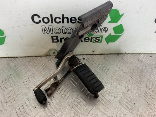 TRIUMPH TROPHY 900 FRONT LEFT HANGER AND PEG & LEVER    YEAR 1991-95 (CMB1251)