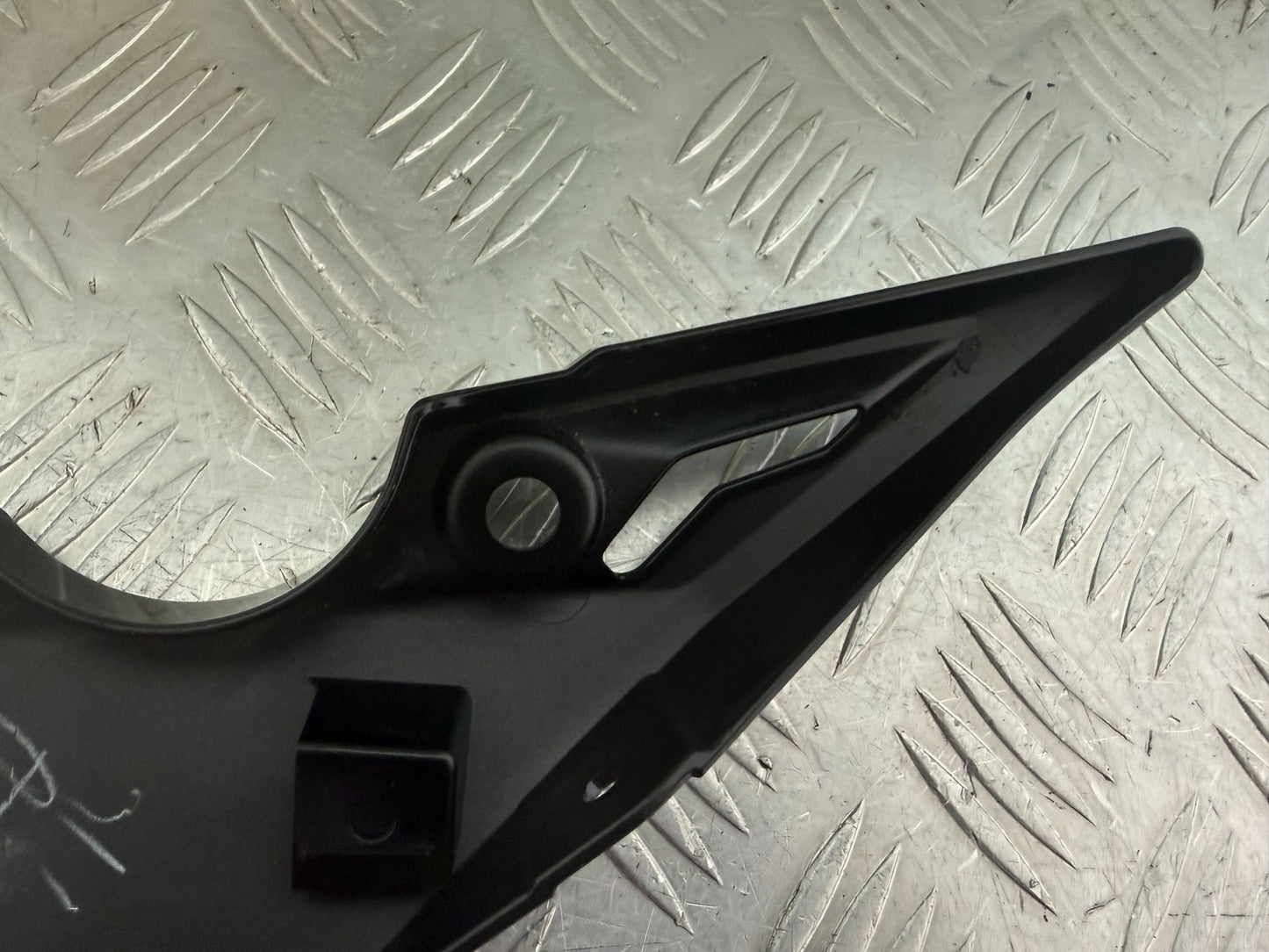 SUZUKI GSR750 GSR 750 RIGHT FAIRING TRIM INFILL COWLING UNDER YEAR 2011 - 2018
