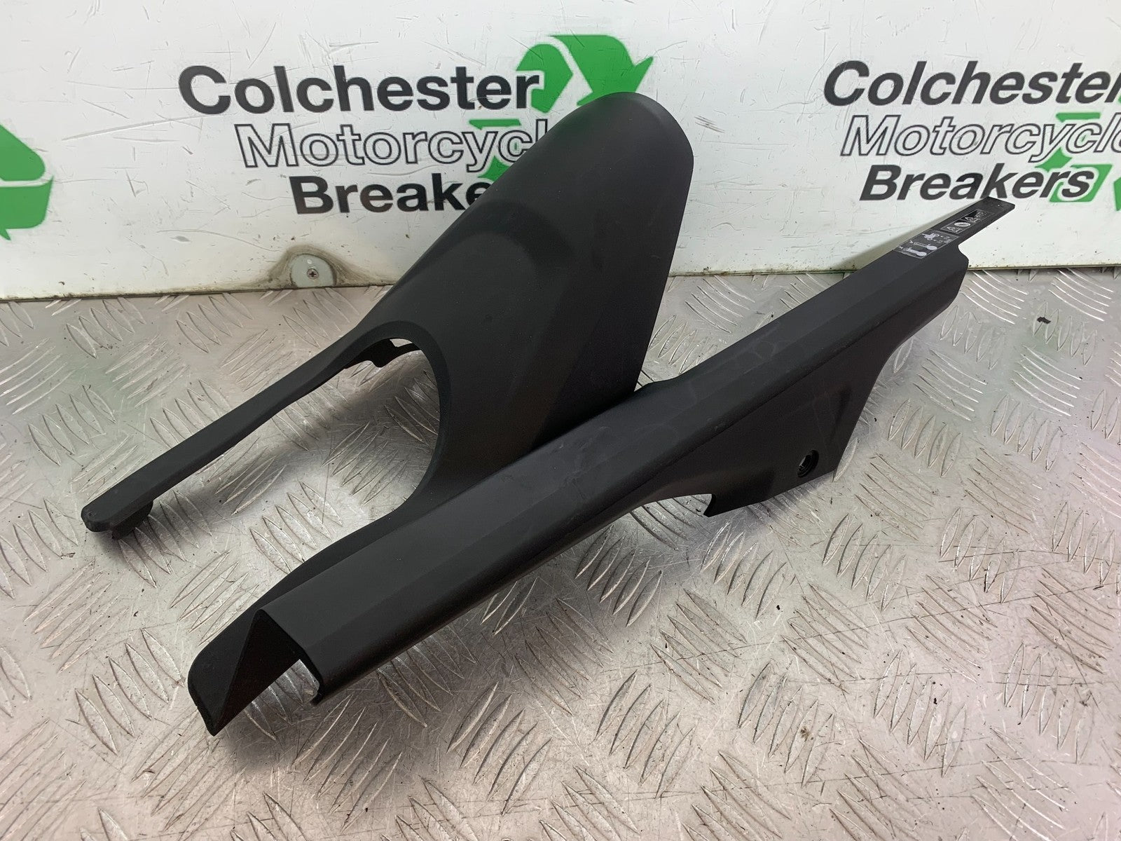 TRIUMPH TRIDENT 660 HUGGER CHAIN GUARD YEAR 2021-2024 (CMB1295)