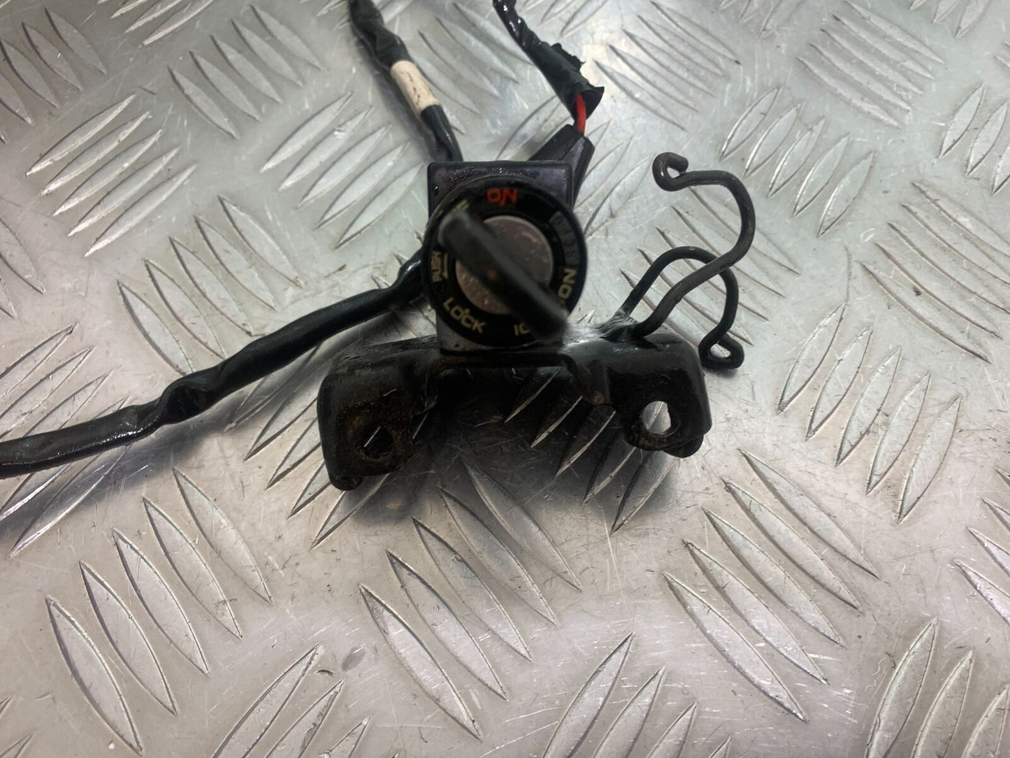 HONDA CBR125 CBR 125 IGNITION SWITCH AND KEY  YEAR 2004-06  (CMB1040)