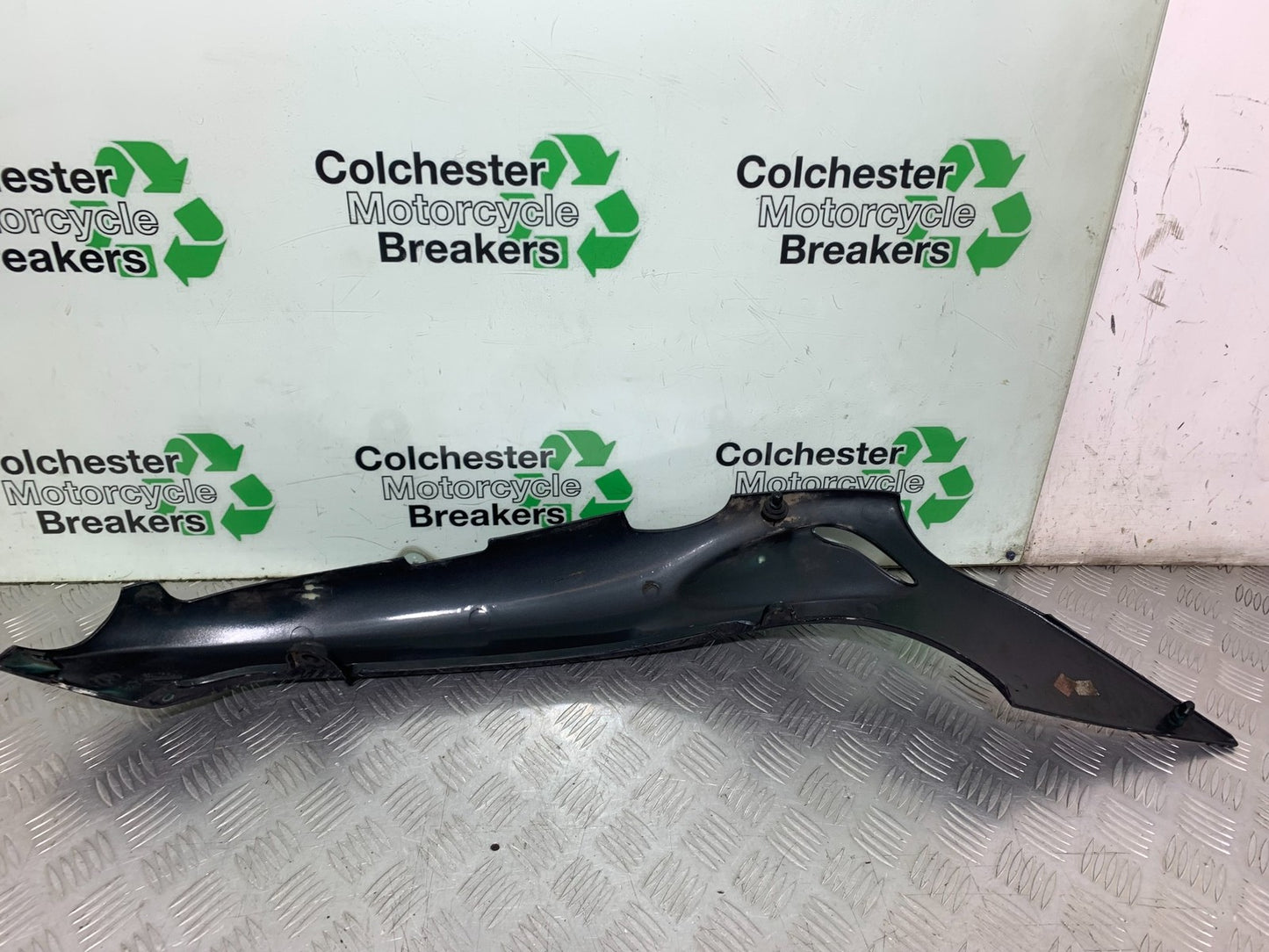 TRIUMPH 955i SPRINT ST RIGHT SEAT PANEL YEAR 1999-04 (CMB1230)