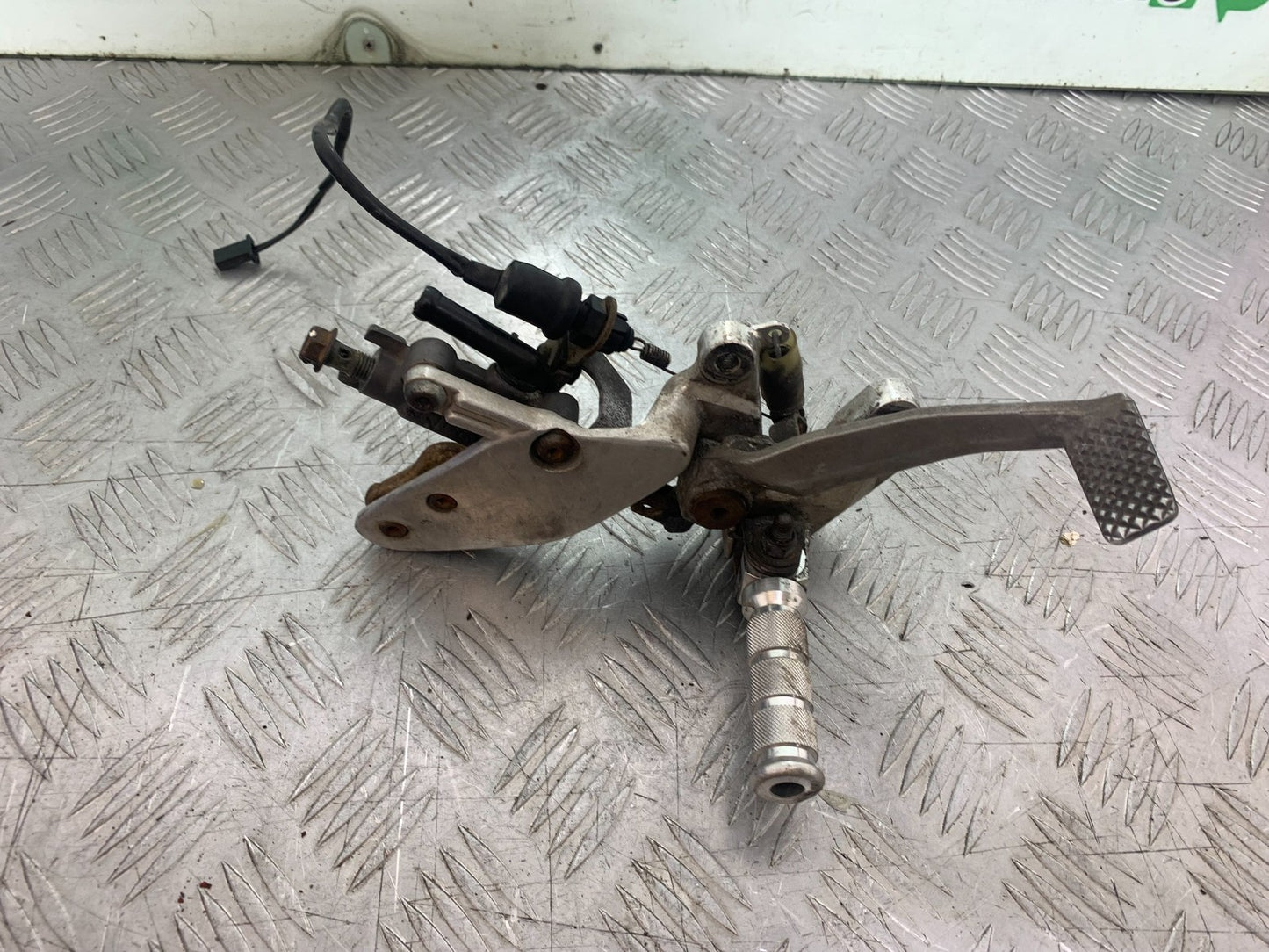 YAMAHA YZF1000 THUNDERACE FRONT RIGHT HANGER  YEAR 1997-2000 (CMB1204)