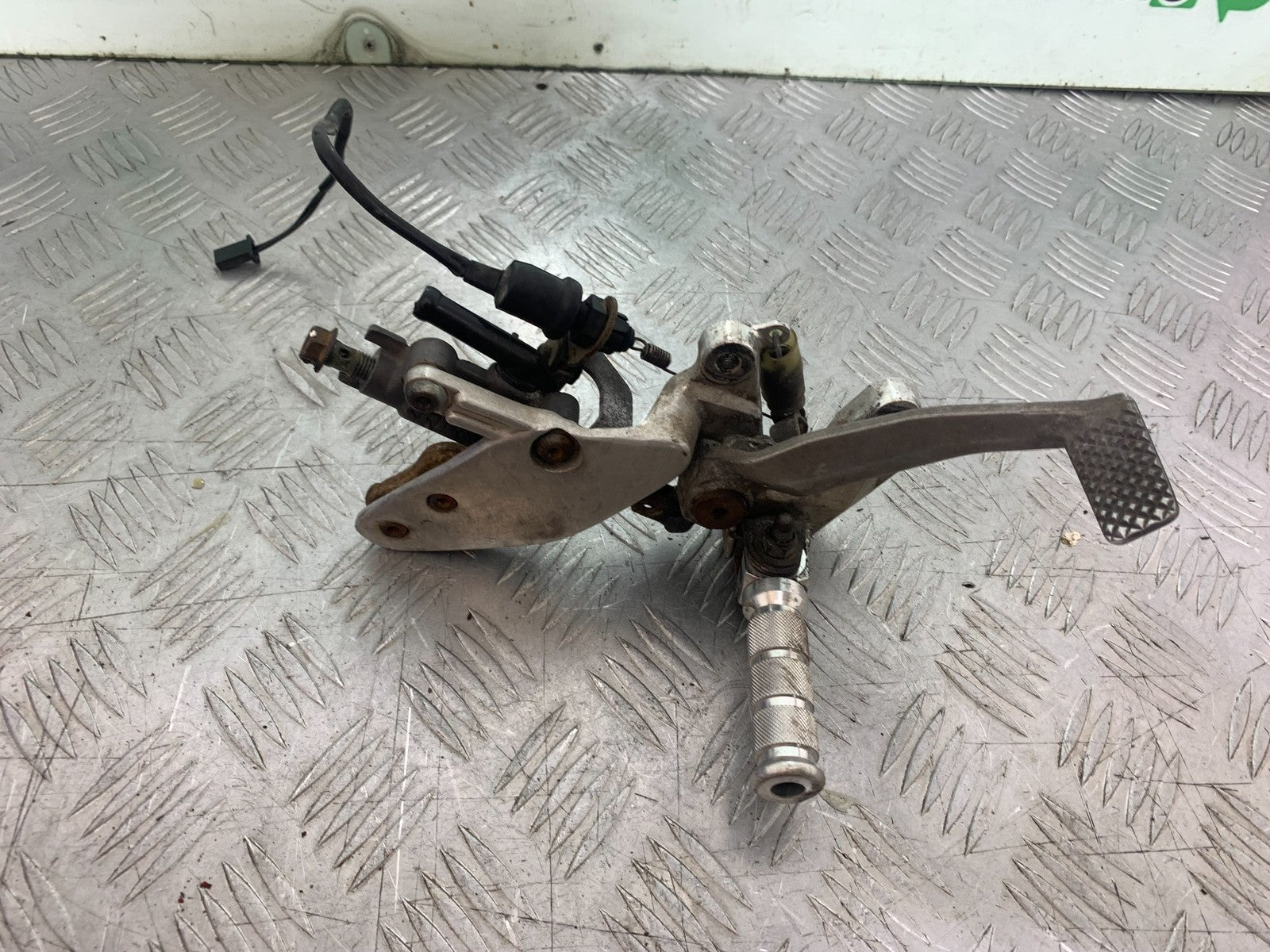 YAMAHA YZF1000 THUNDERACE FRONT RIGHT HANGER  YEAR 1997-2000 (CMB1204)