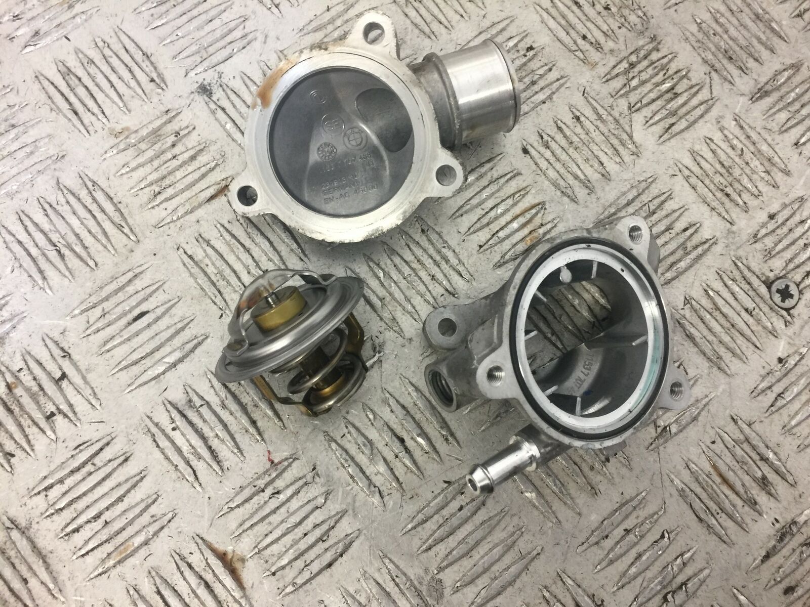 BMW S1000 RR THERMOSTAT  YEAR 2015 STOCK (476)