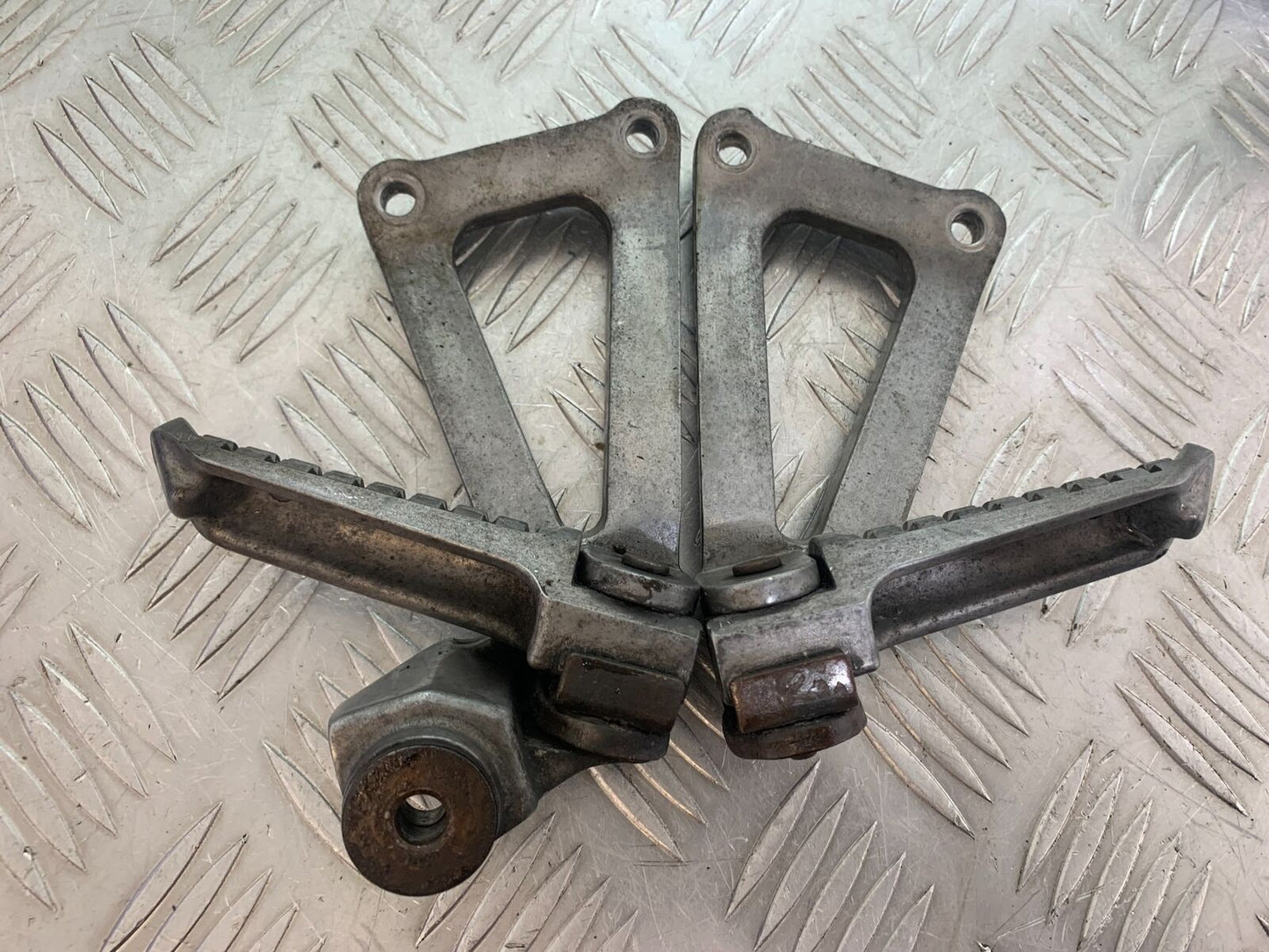 KAWASAKI Z750 ZR750 ZR-7S REAR HANGERS AND PEGS   YEAR 1999-05 (CMB1135)