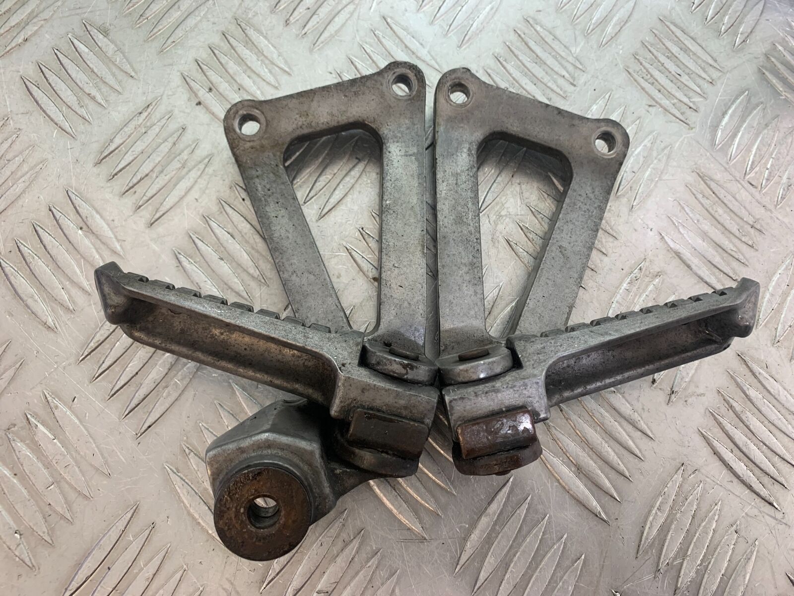 KAWASAKI Z750 ZR750 ZR-7S REAR HANGERS AND PEGS   YEAR 1999-05 (CMB1135)