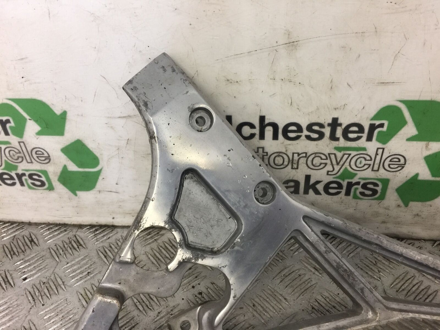 YAMAHA FJ1200 FJ 1200 3XW FRONT LEFT HANGER  YEAR 1991 (STOCK 482)
