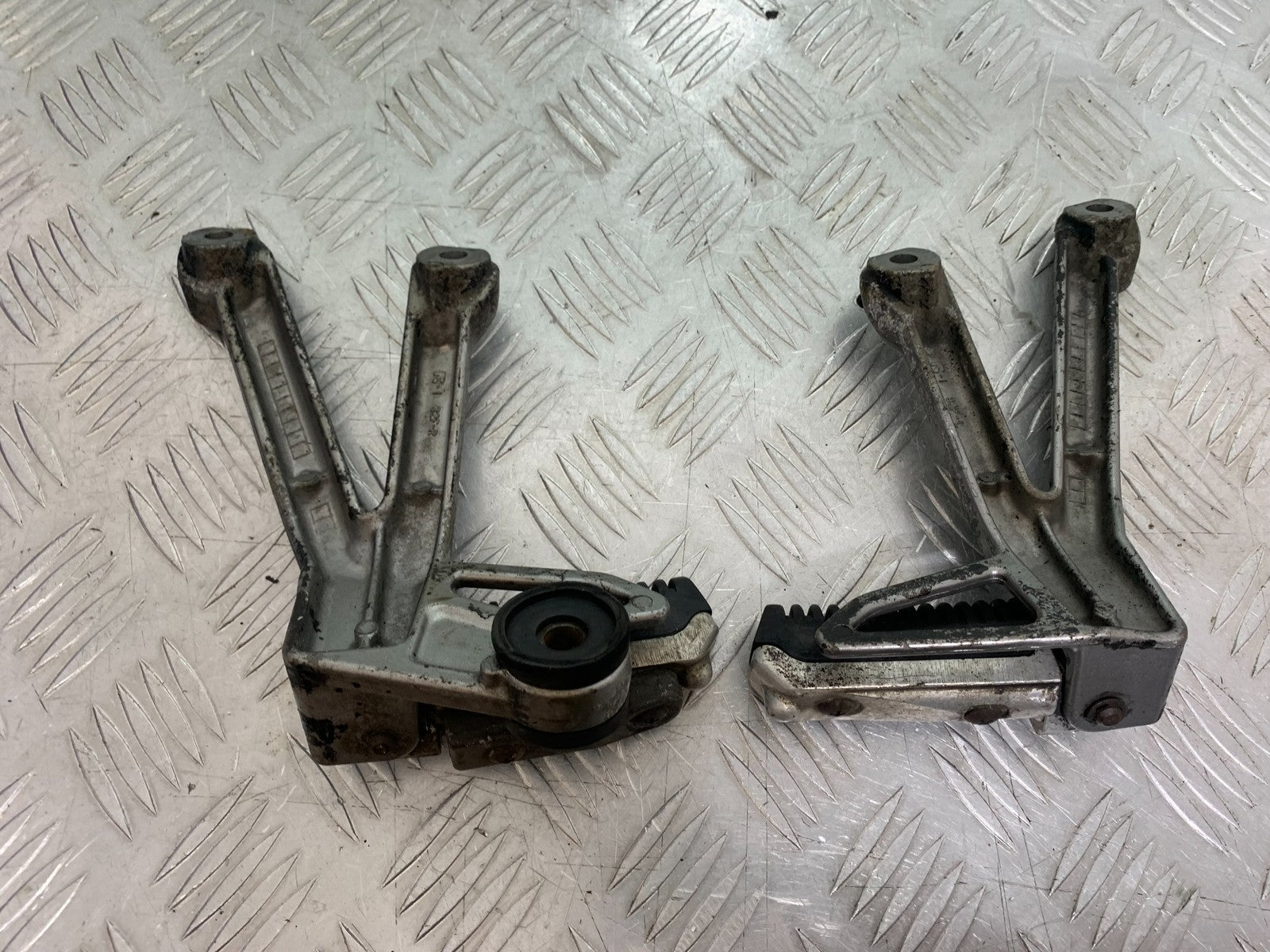 SUZUKI GSF1200 GSF 1200 BANDIT REAR HANGERS    YEAR 2001-2004 (CMB1188)