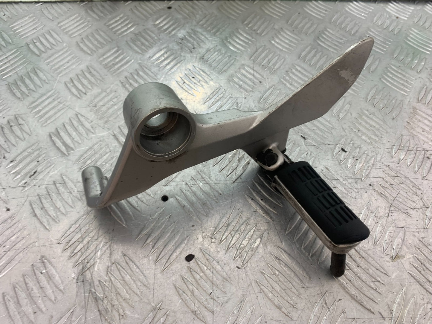 HONDA VFR800 PRE V-TEC FRONT LEFT HANGER AND PEG YEAR 1998-2001 (CMB1233)