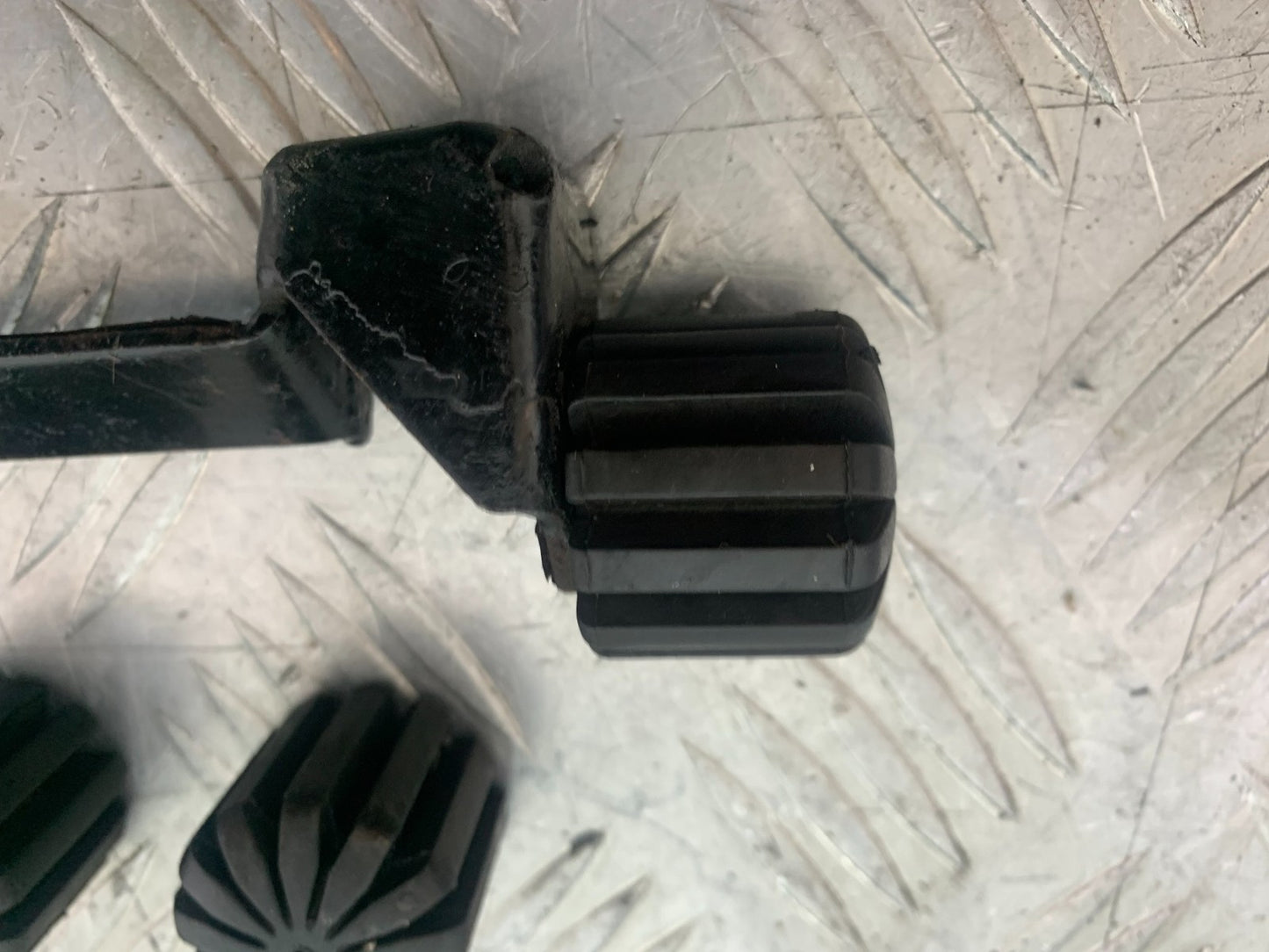 BMW R850 R R850R PETROL TANK MOUNT AND RUBBERS  YEAR 1994-2002 (CMB1170)