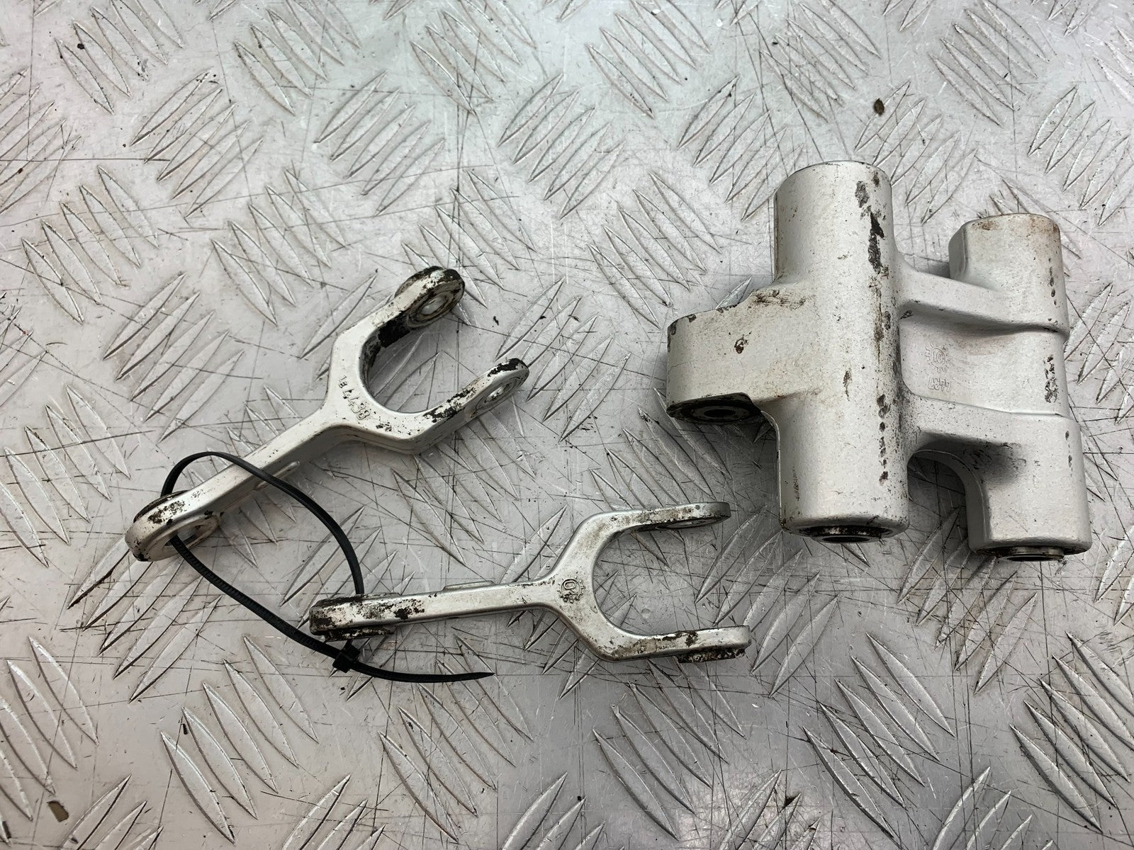TRIUMPH 955i DAYTONA REAR SHOCK LINKAGE   YEAR 2002-2006 (CMB1229)