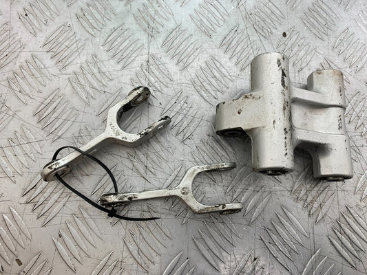 TRIUMPH 955i DAYTONA REAR SHOCK LINKAGE   YEAR 2002-2006 (CMB1229)