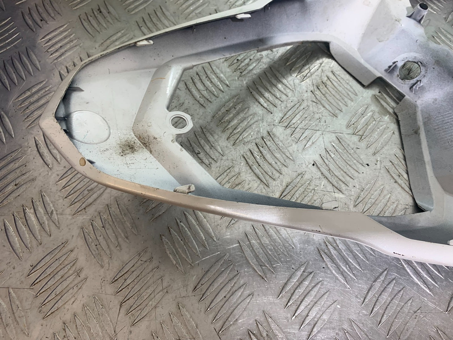 YAMAHA YZF R1 14 B BIG BANG SEAT UNIT   2009-14 (CMB1175)